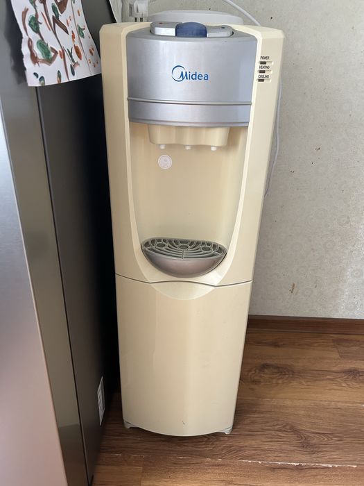 Кулер для воды напольный