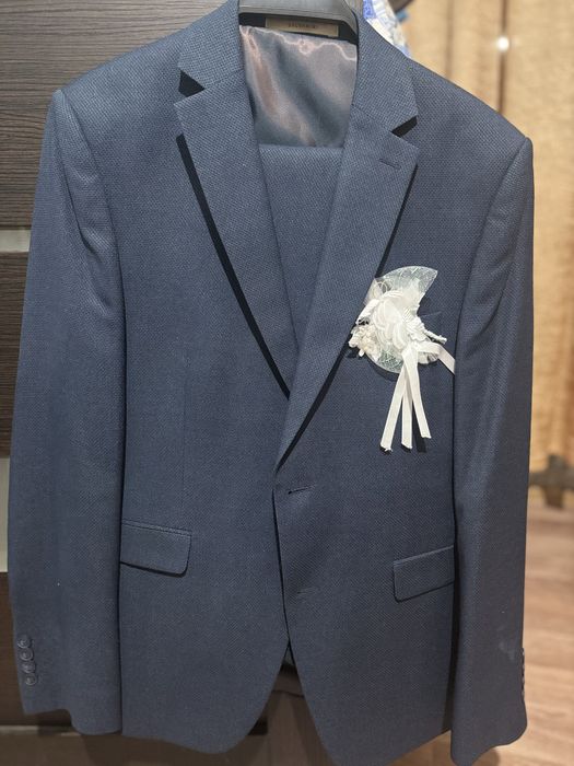 Продам костюм новый