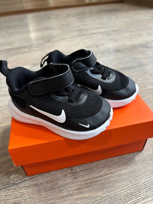 Бебешки маратонки Nike revolution