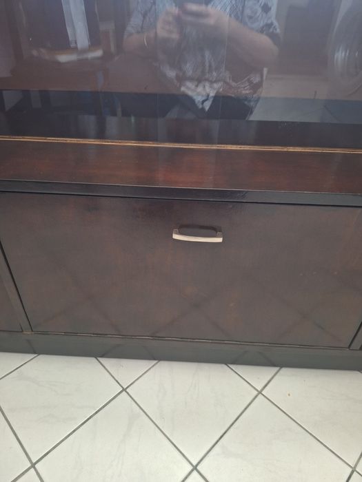 Продавам шкаф с витрина-използван.