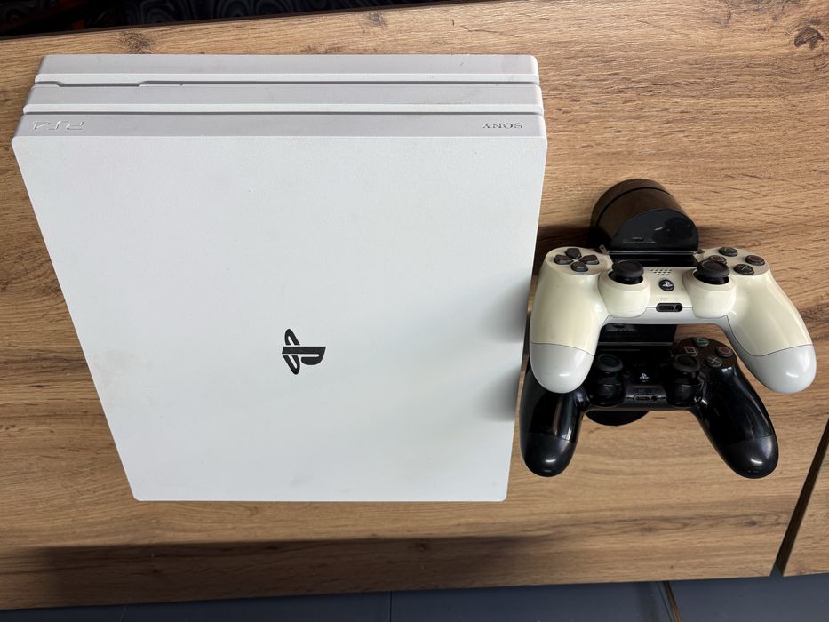 PS4 pro . 1 тб два джойстика в хорошем состоянии