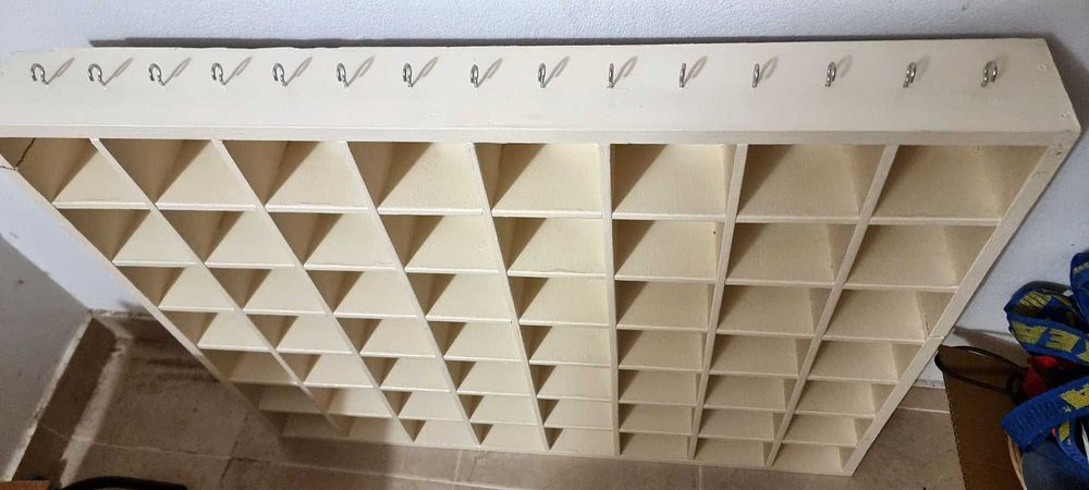 Стелаж за бижута