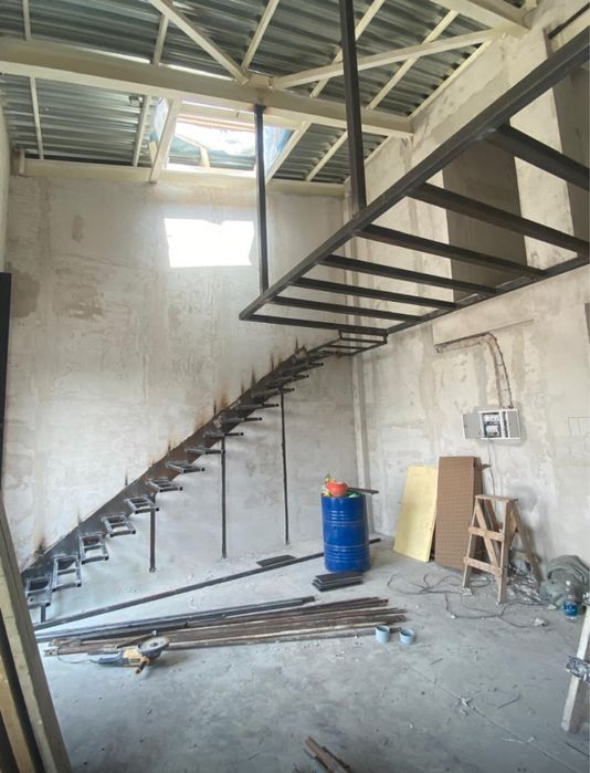 Антрисольный этаж и лестницы.