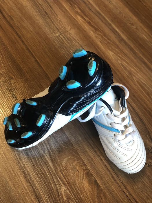 Футболни стоки бутонки Найк и Диадора, кори Адидас