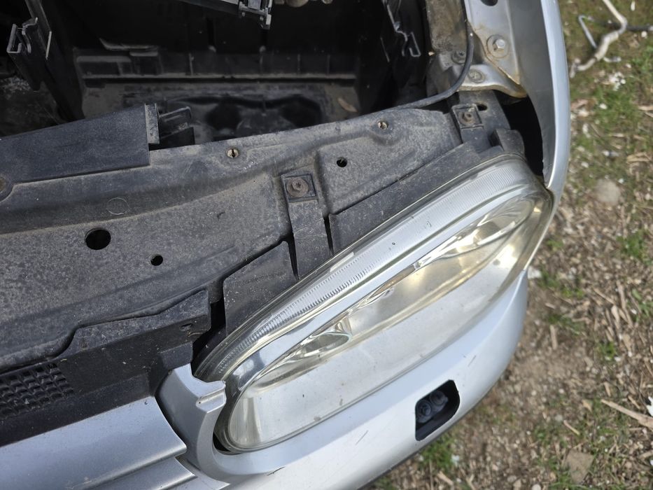 Vând bară față • capotă motor • trager complet • far pt VW Golf 4