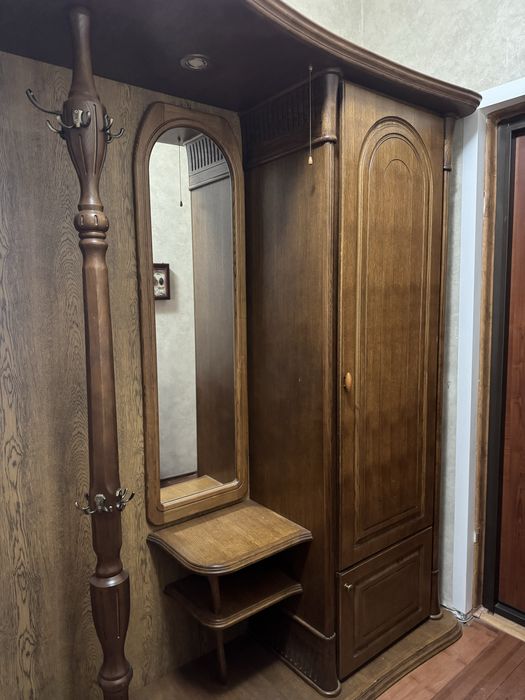 Продам прихожую в классическом стиле