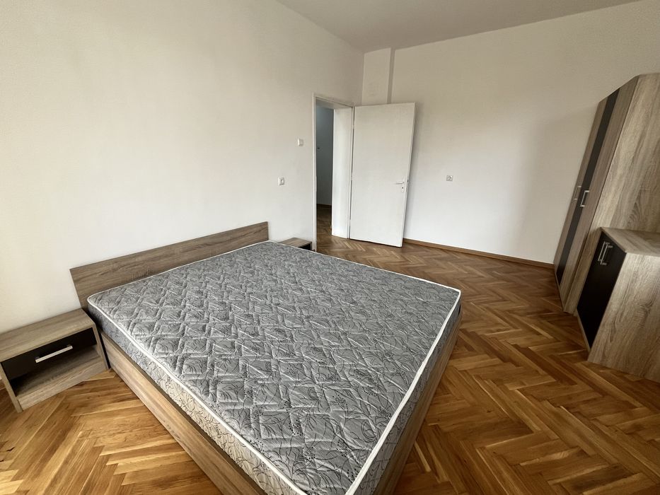 Дава се под наем Четиристаен апартамент в Разград, Варош - 120 кв.м за 433.5 € - Снимка #1