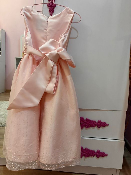 Продам нарядное платье для девочки