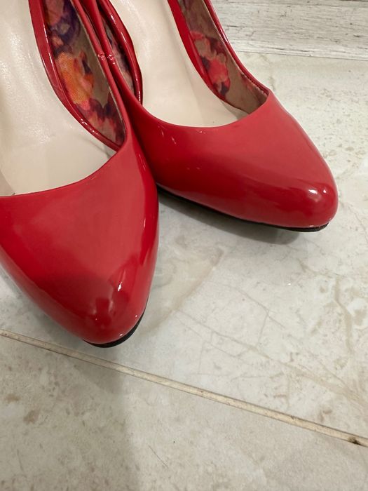 Pantofii sunt eleganti. Marimea 37