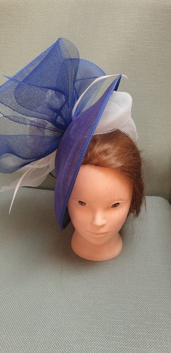 Fpalarie ,fascinator pentru nunți alb cu albastru