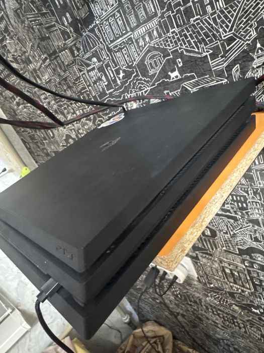 PlayStation 4 в отличном состоянии 2 джостика плюс игры