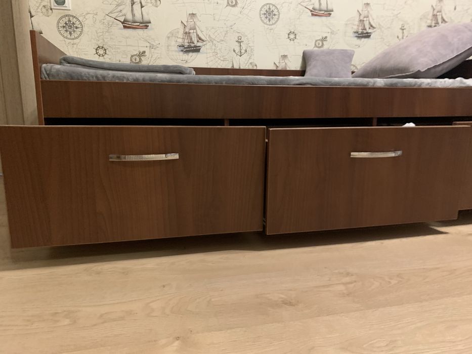 продам кровать с ящиками.