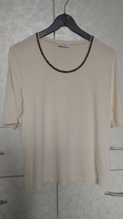 Тениска в цвят шампанско