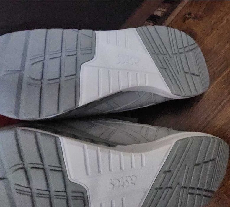 Продавам 3 чифта  Asics  Tiger Gel чисто нови.