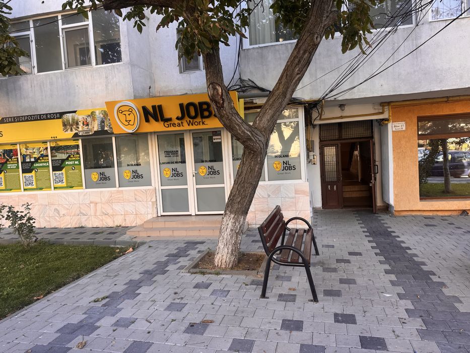 Vand apartament cu 3 camere,decomandat situat in centrul orasului,Slobozia.