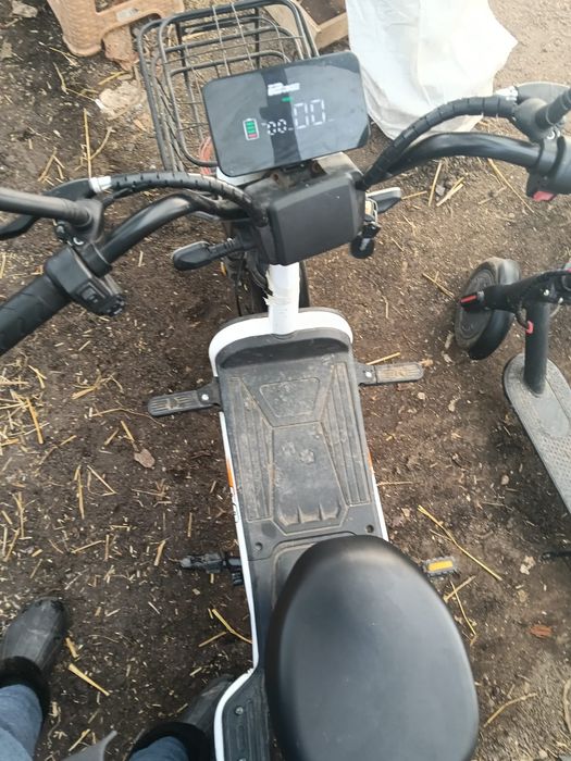 Vand scuter si trotineta electrica în stare foarte buna de functionare