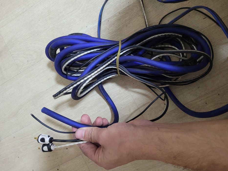 Subwoofer sotiladi kamplekt.