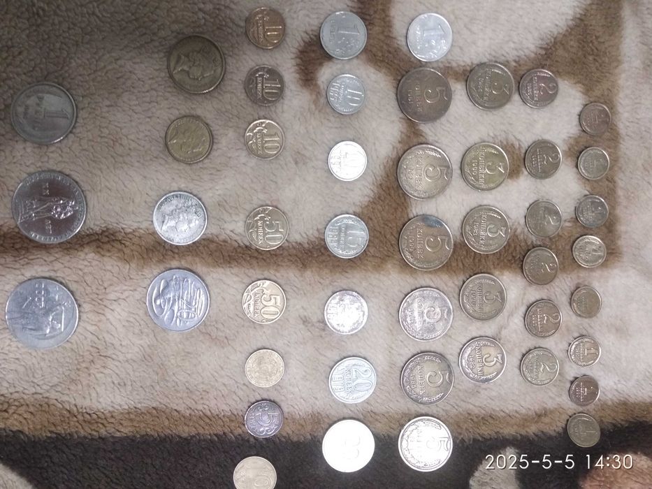 Продаются манеты разные и значки