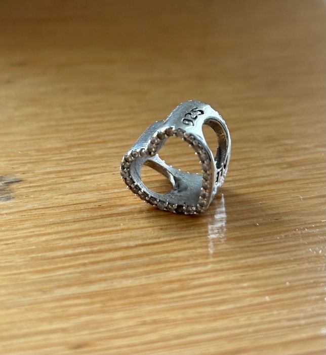 Продавам сребърен талисман за гривна