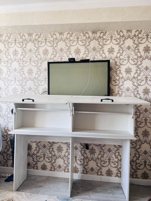 Стол и подвесной шкаф