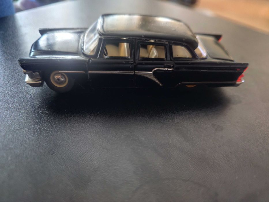 Продавам руска Чайка ГАЗ-13 А15 1:43