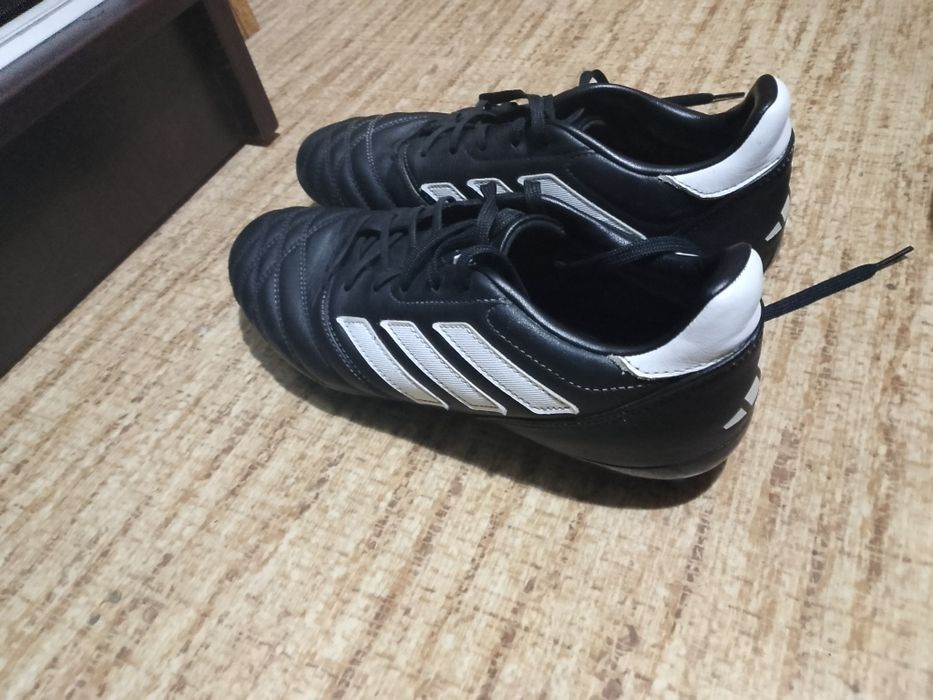 Футболни обувки Адидас