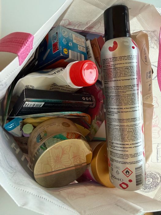 Чанта с козметични продукти и семпъли