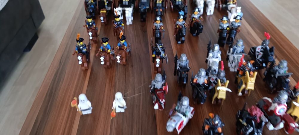 Лот китайско лего над 10 кг и 150  фигурки и екипировка