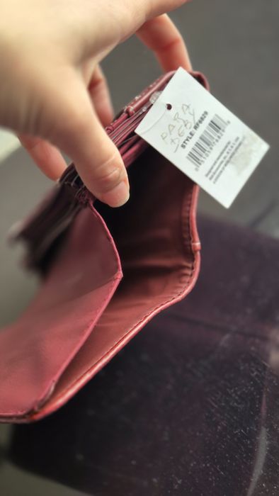 Ново червено портмоне на Pierre cardin