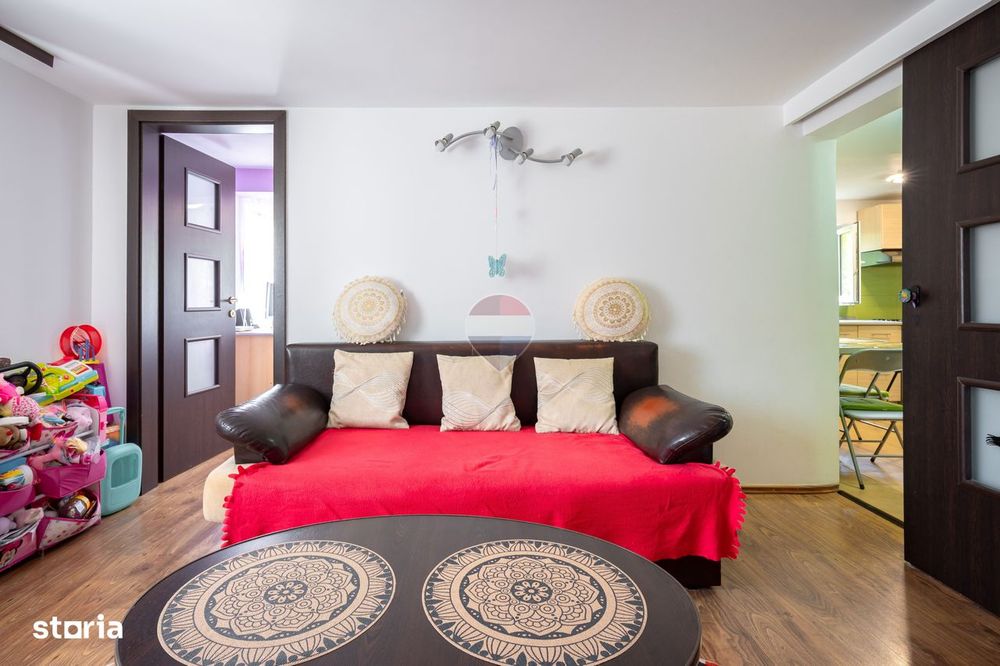 Apartament cu 3 camere, parcare, curte si spațiu depozitare în Sacele