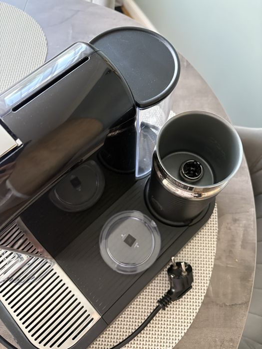 Кафемашина Nespresso + каничка за мляко
