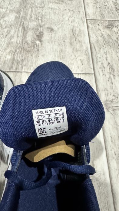 Продаю оригинальные кроссовки Adidas