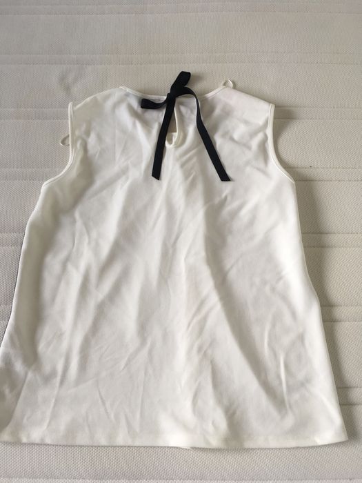 bluza alba fara maneca cu garnitura neagra