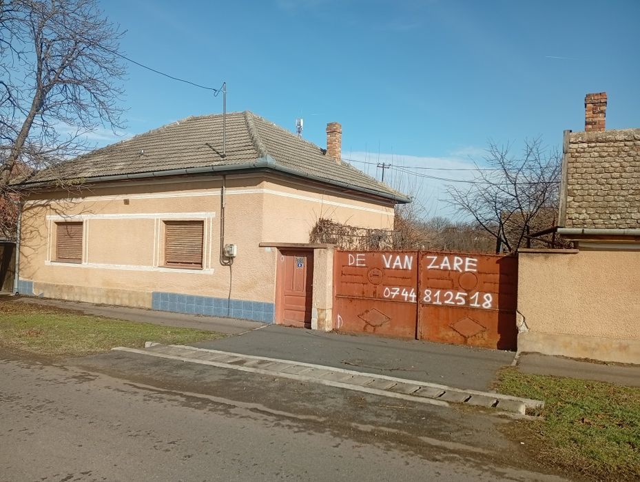 Vând casă în loc. Pecica