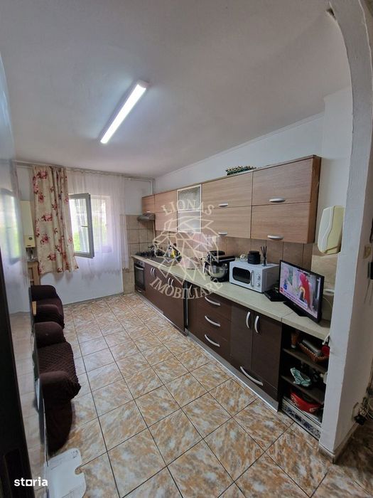 Apartament decomandat 3 camere-2 balcoane-etaj 3-Zona Petru Maior