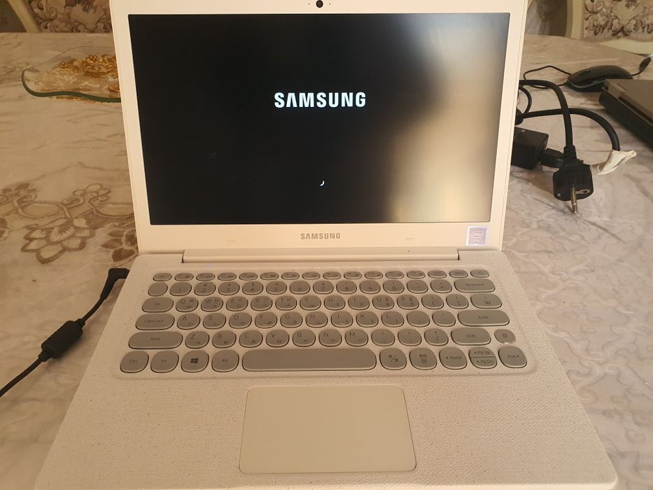 Ноутбук  сотилади