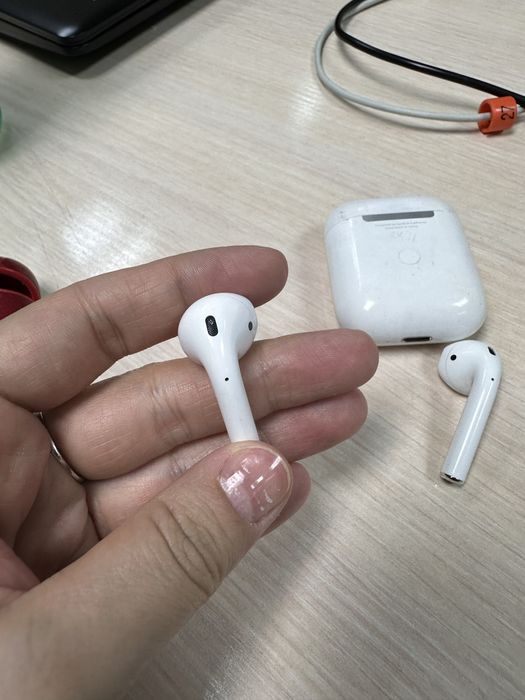 Apple AirPods 2 (Lightning)