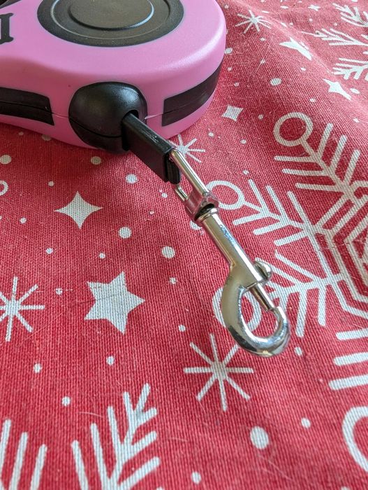 Розов повод с автоматична система за прибиране и заключване