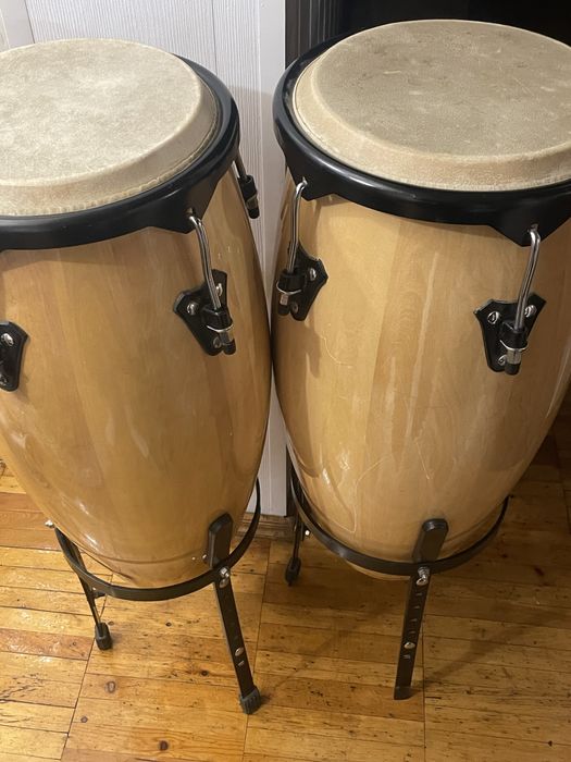Пара конга-барабанов (афро-кубинские ударные) в хорошем состоянии