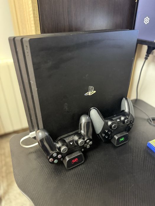Vand/schimb ps4pro 1tb 2 manete +stand de incarcare/racire