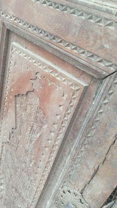 Qadimiy eshik sotiladi