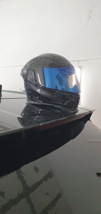 Каски и яке ботуши