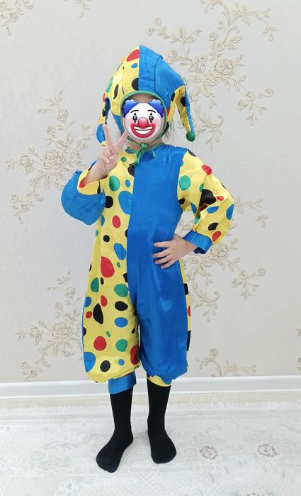 Жаңа жылдық киім сатылады.