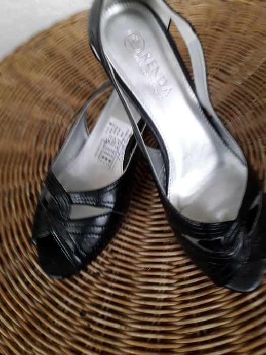 Дамски кожени сандали