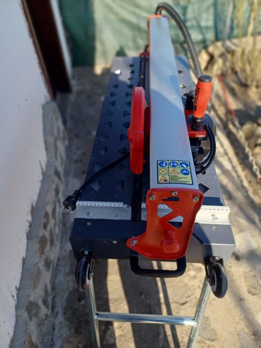 Tăiat gresie   cu apa