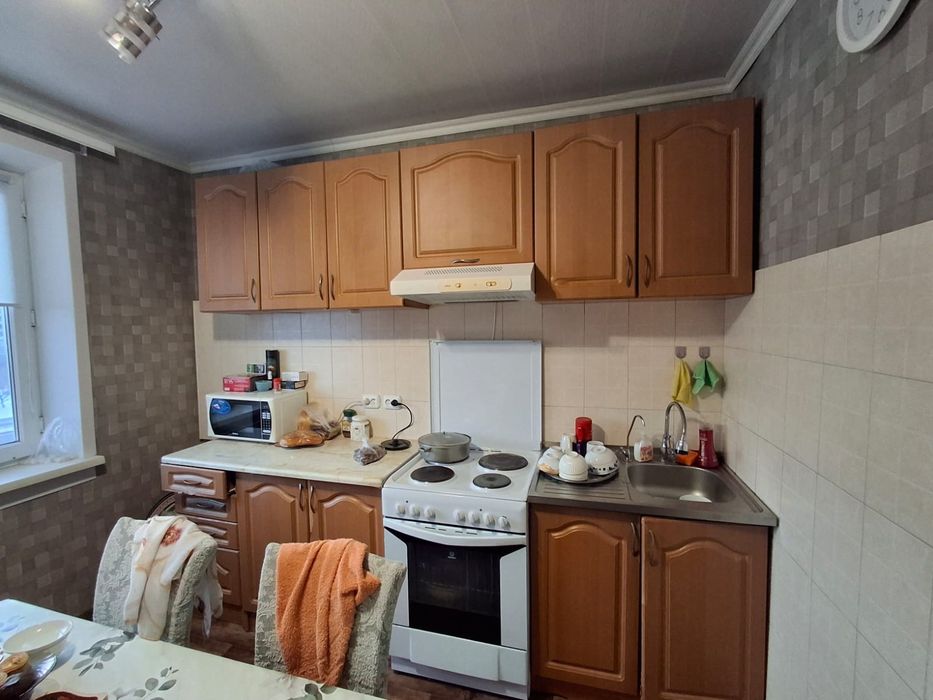 Кухонный гарнитур б/у в неплохом состоянии.