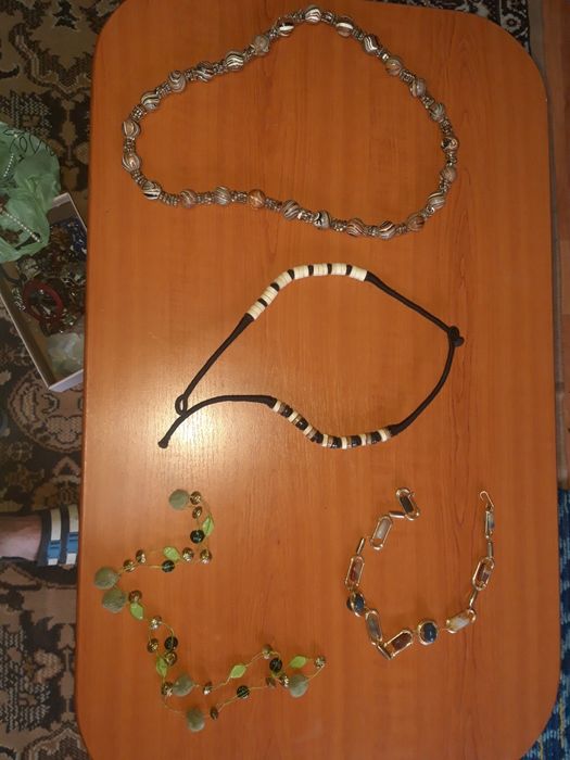 Vand o plasa intreaga de margele,coliere, bratari