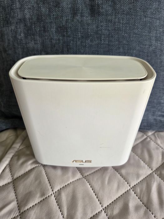 Vând router Asus XT8 AX6600 Tri-band