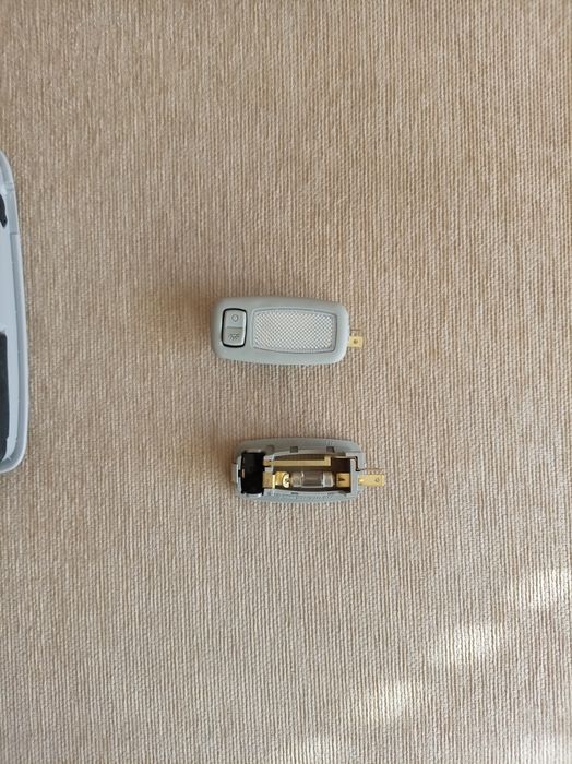 Плафон за купе със поставка за очила за Хюндай i 30 2009 до 2012 год бензин 1.6 126 коня и 2, броя малки ламби за под сеника по 2.50 Евро голямият 25Е