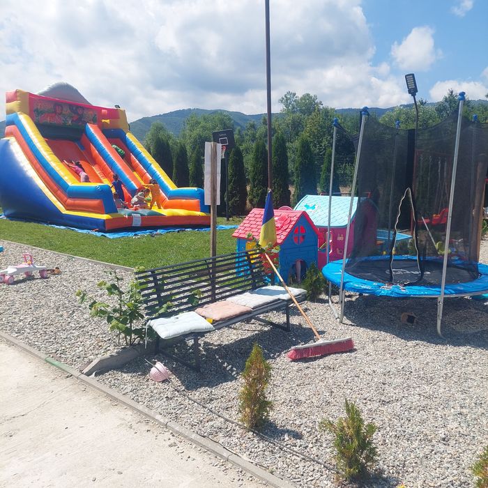 Tobogan gonflabil gicant de inchiriat și loc de joaca copii